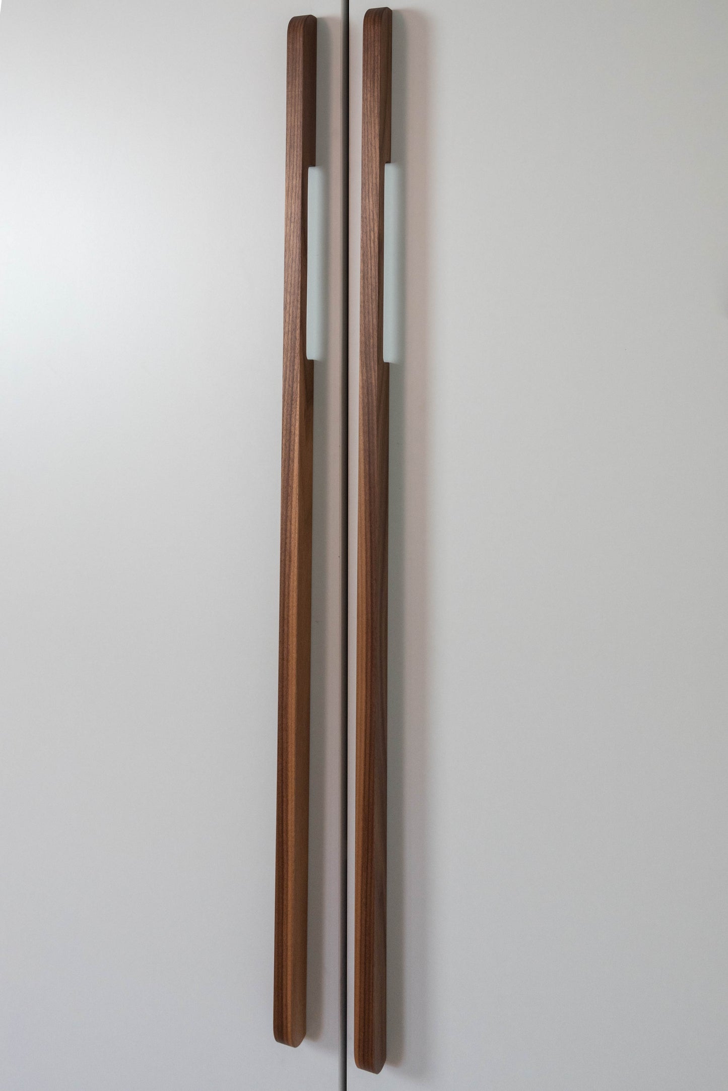 Poignée armoire noyer massif Dressing - vue latérale profil courbé design