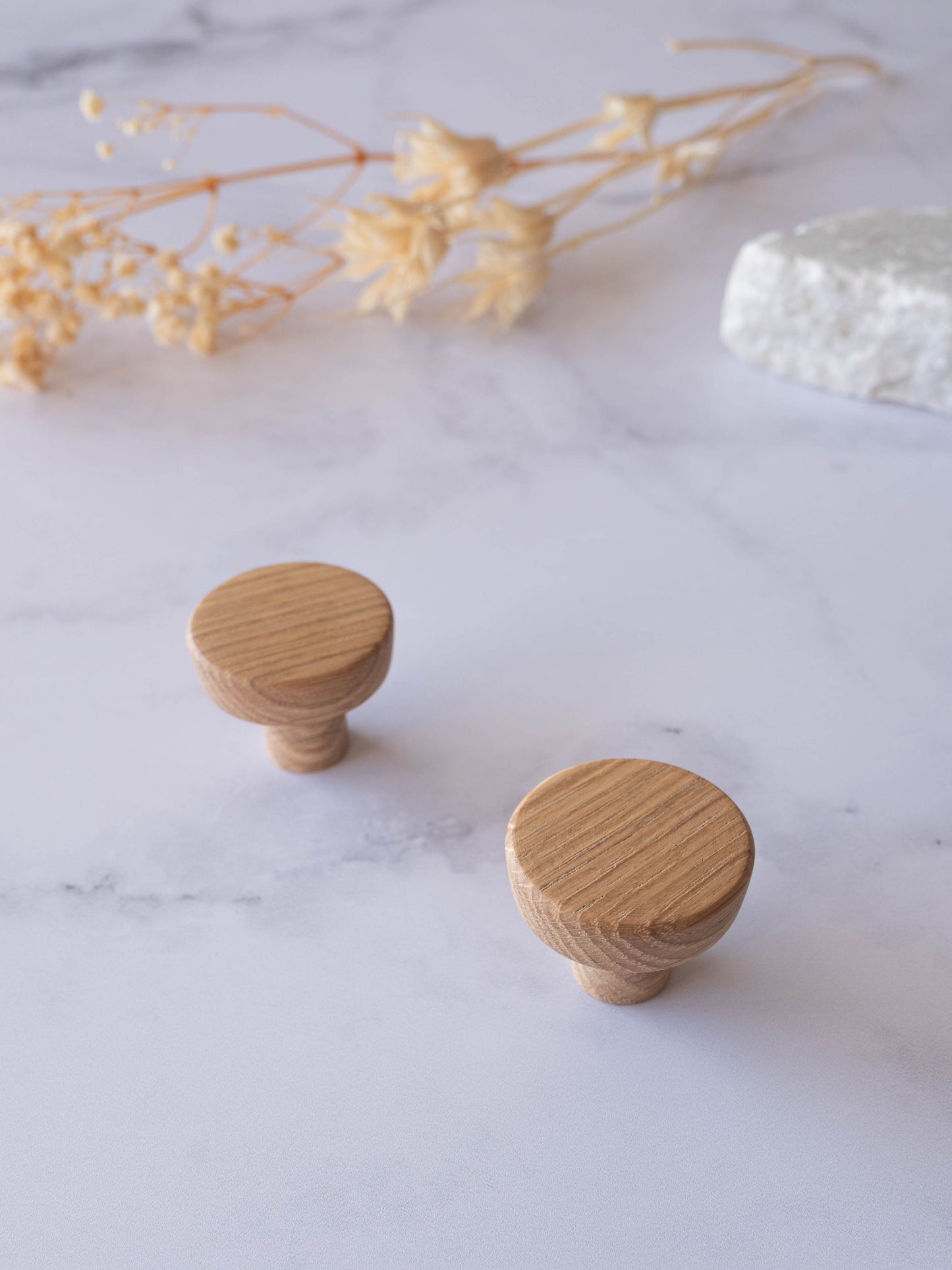 Ensemble boutons ronds chêne massif - poignées artisanales pour cuisine et décoration