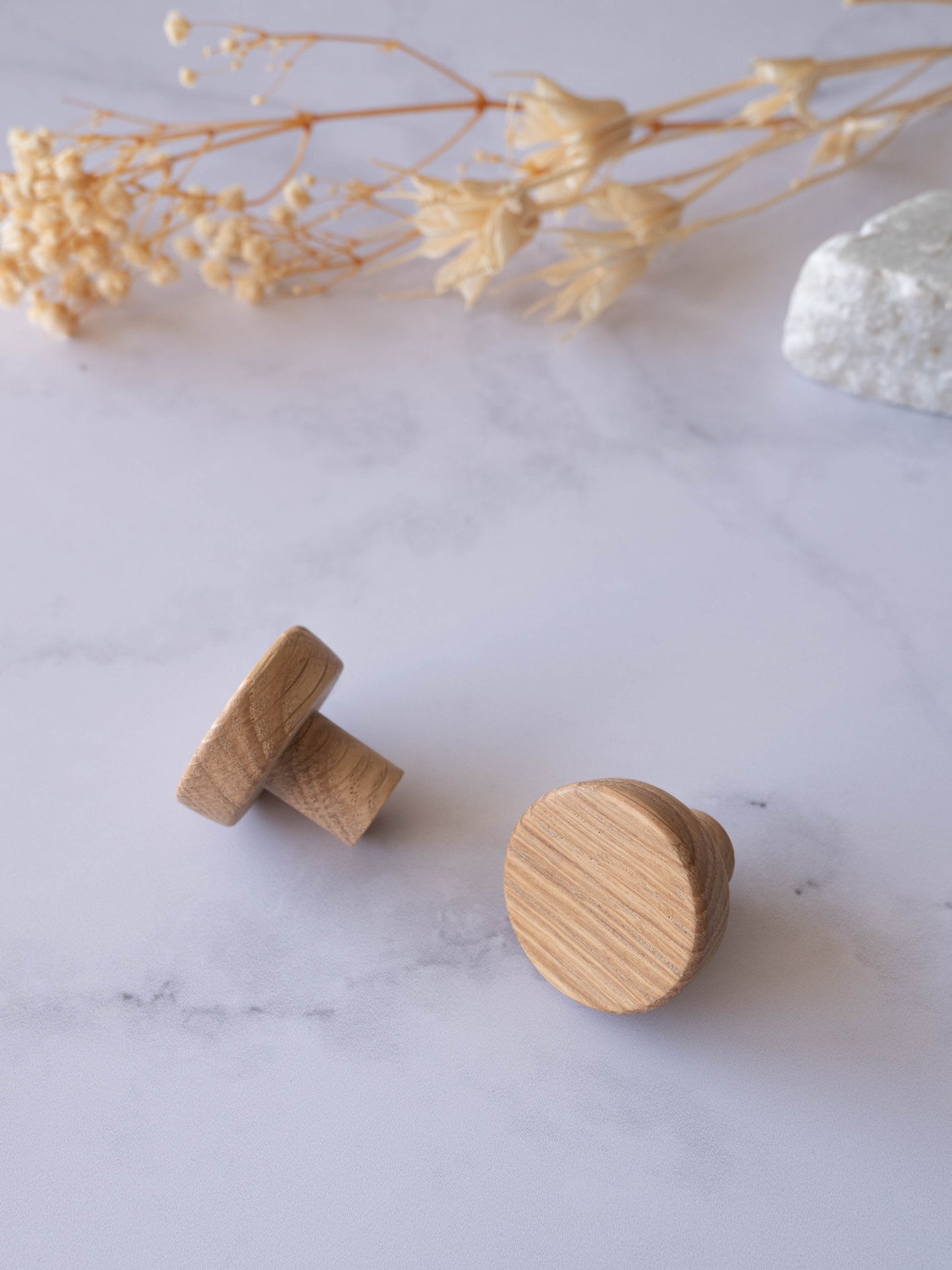 Boutons de tiroir style scandinave, poignées minimalistes en chêne pour meubles.