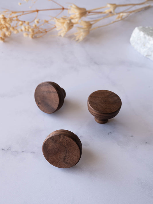 Boutons de tiroir en noyer massif, poignées rondes en bois pour armoires et commodes.