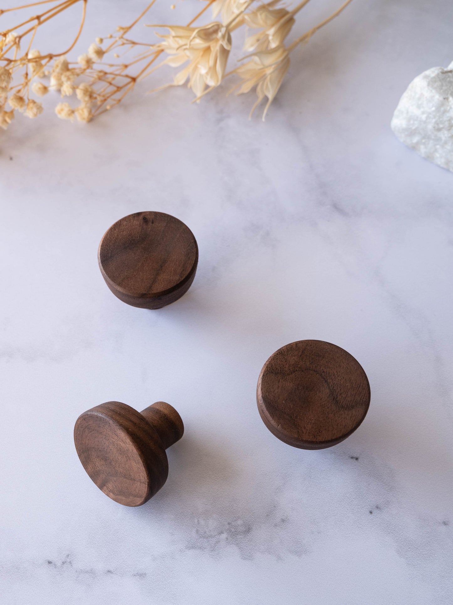 Ensemble de poignées en noyer, boutons ronds faits à la main pour cuisine et décoration intérieure.