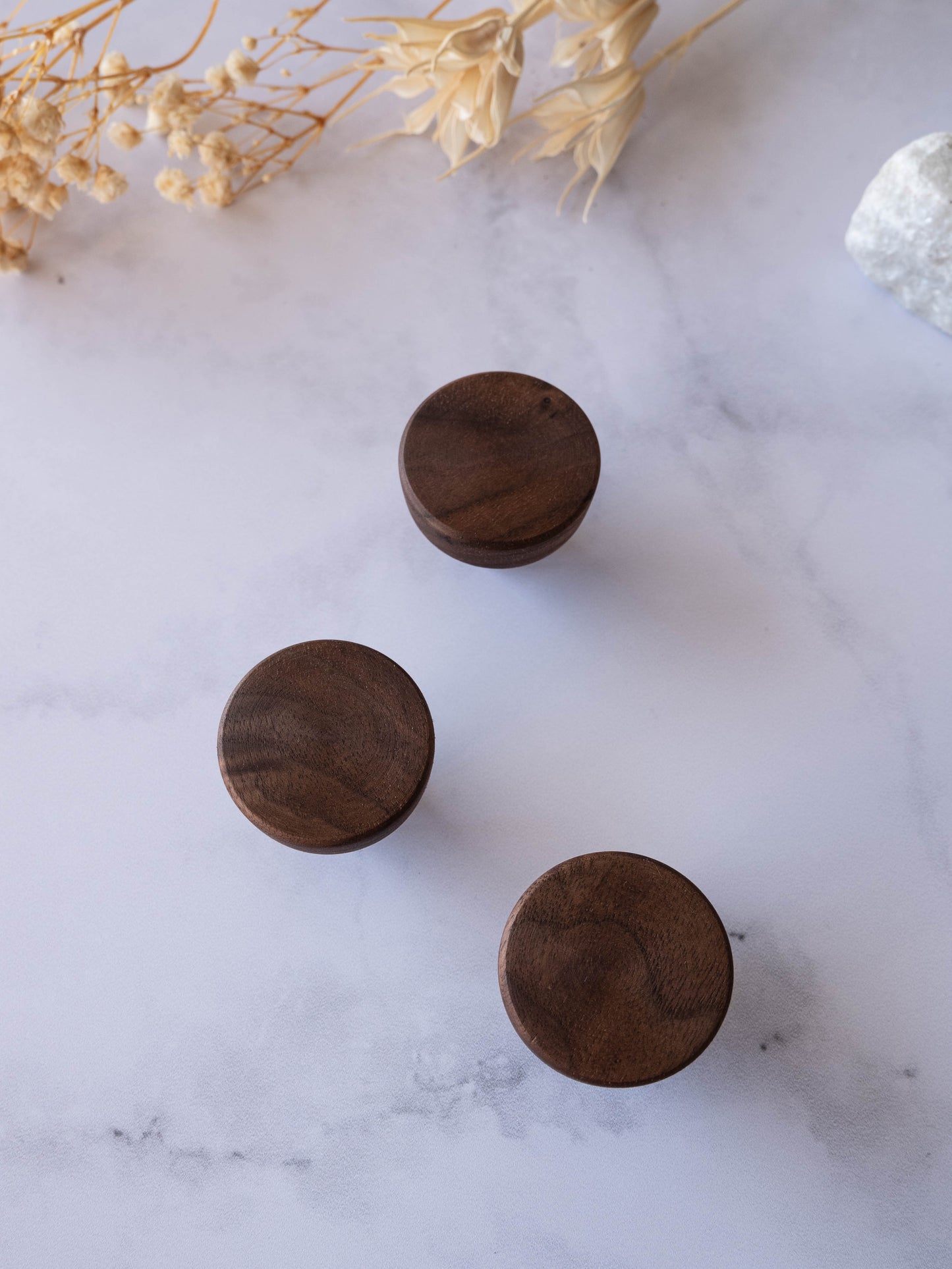 Poignées d’armoire en noyer, boutons en bois naturel pour style moderne ou rustique.