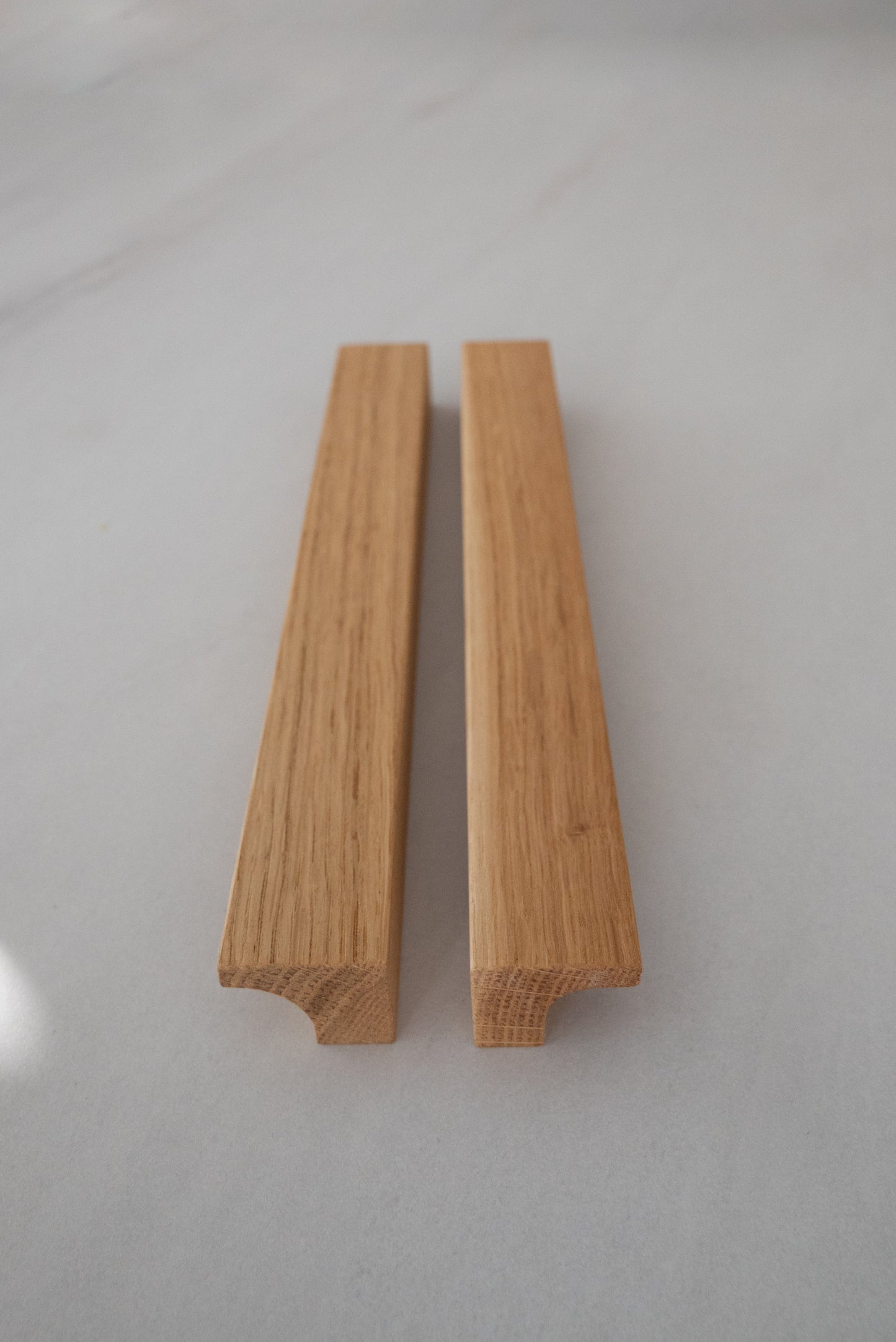 Poignée meuble Alcôve A chêne massif - design scandinave linéaire