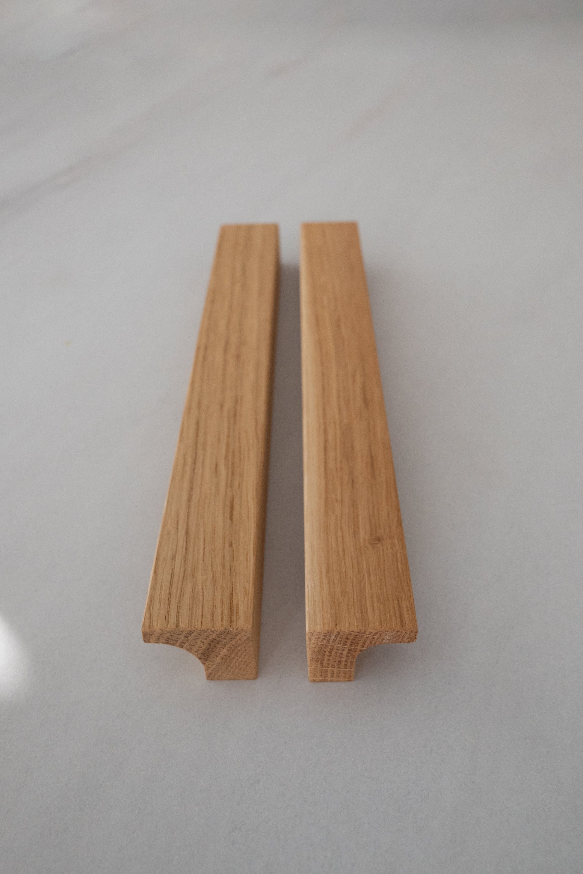 Poignée meuble Alcôve A chêne massif - design scandinave linéaire