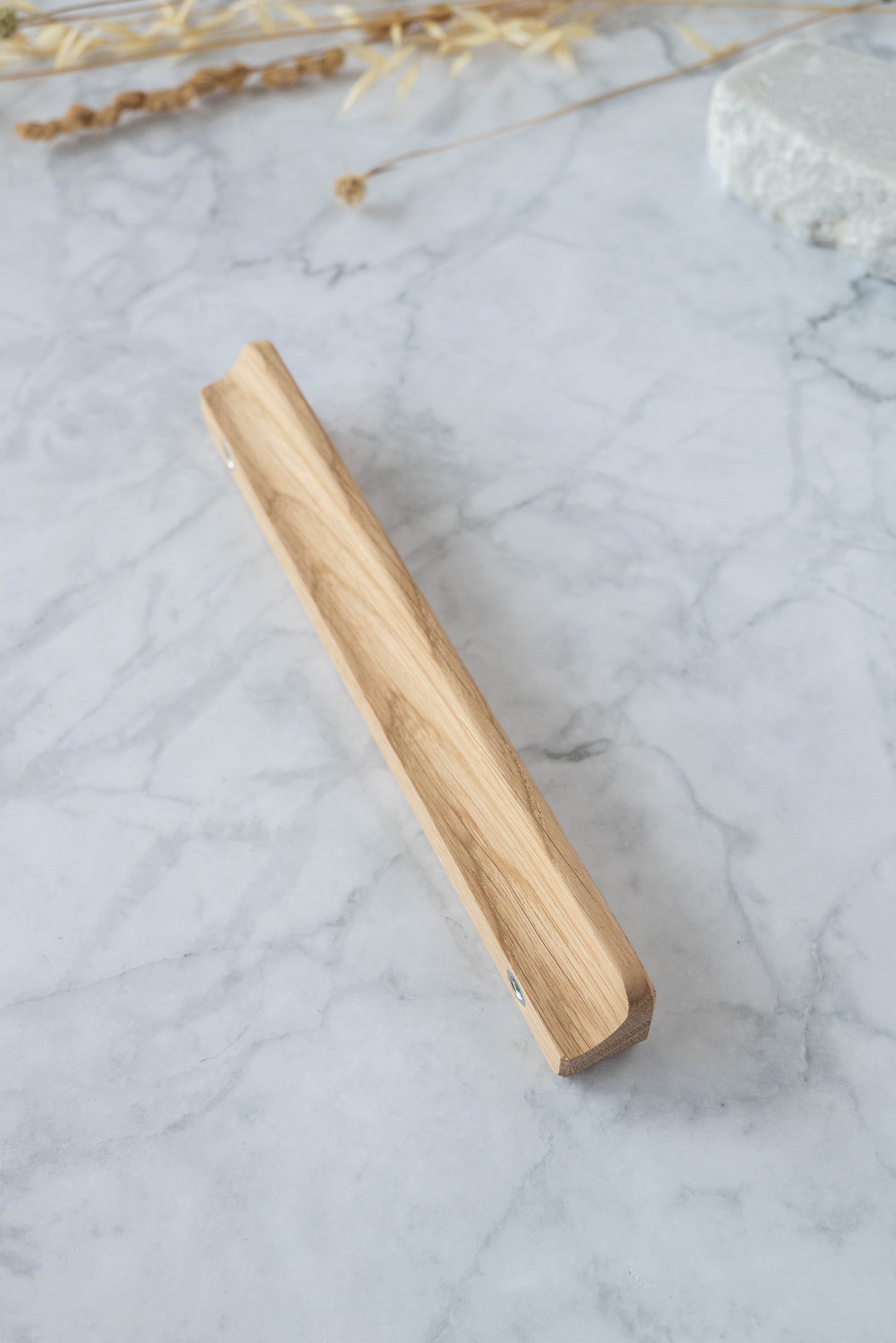 Poignée Alcôve D chêne massif - design scandinave linéaire pour meuble moderne