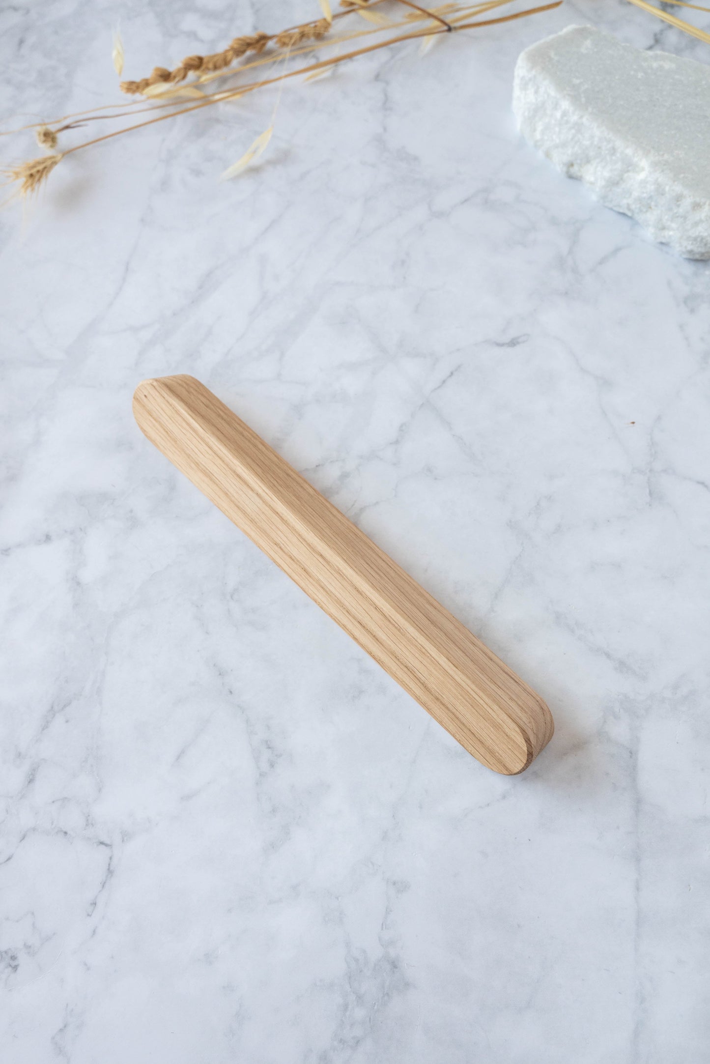 Poignée Alcôve B chêne massif - design scandinave linéaire pour meuble moderne
