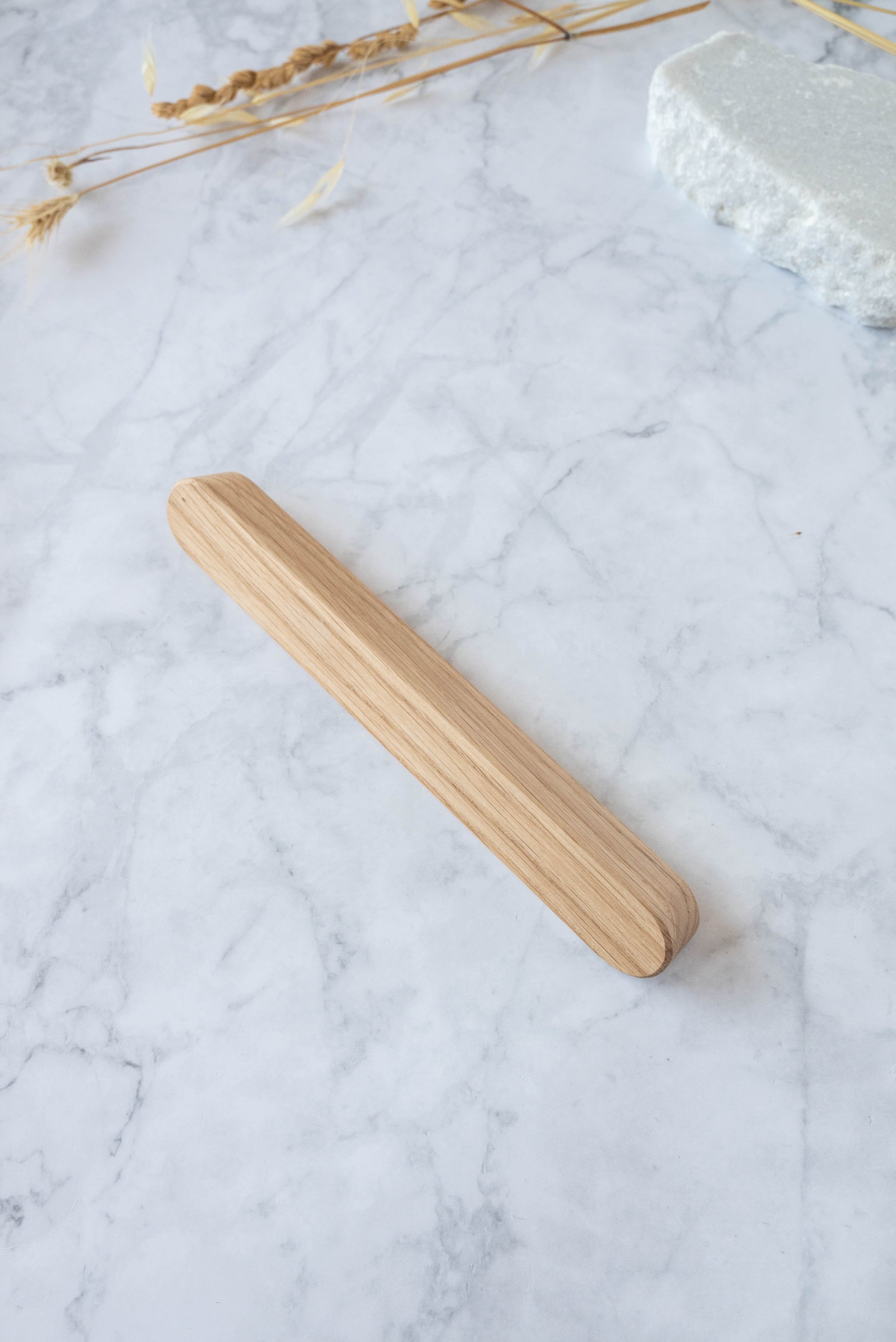 Poignée Alcôve B chêne massif - design scandinave linéaire pour meuble moderne
