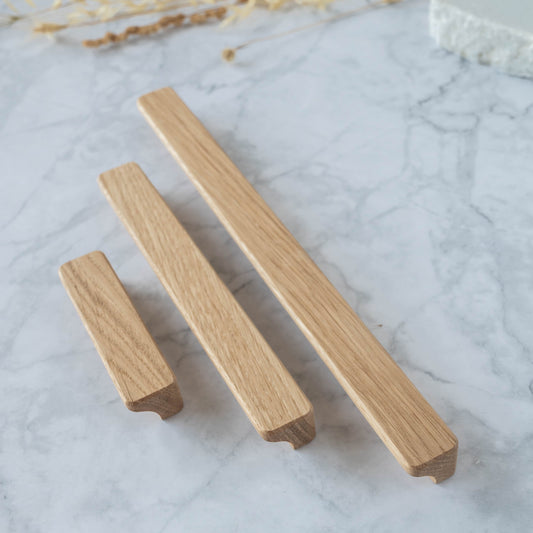 Poignée de meuble Alcôve D en chêne massif - design artisanal élégant linéaire