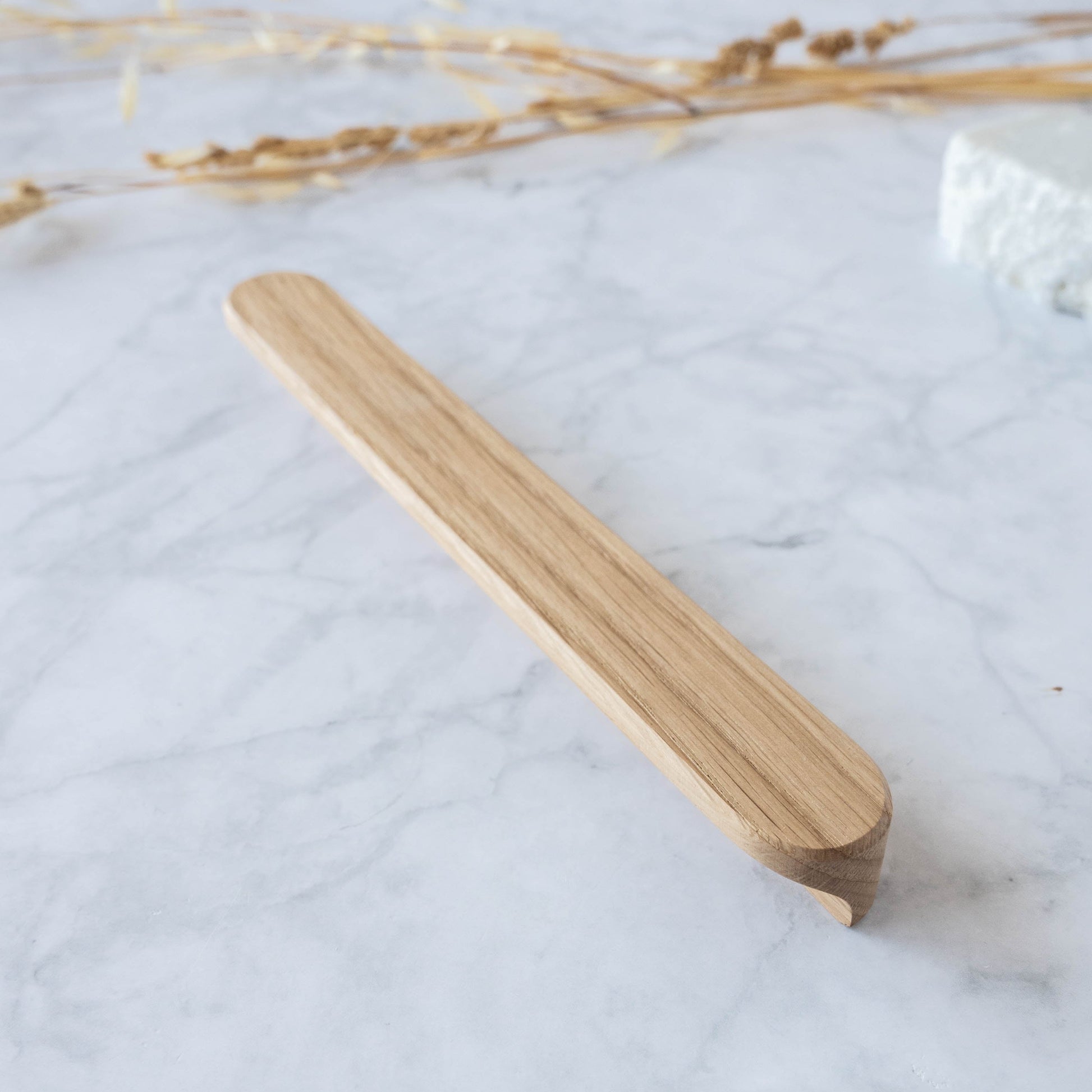 oignée de meuble Alcôve B en chêne massif - design artisanal élégant linéaire