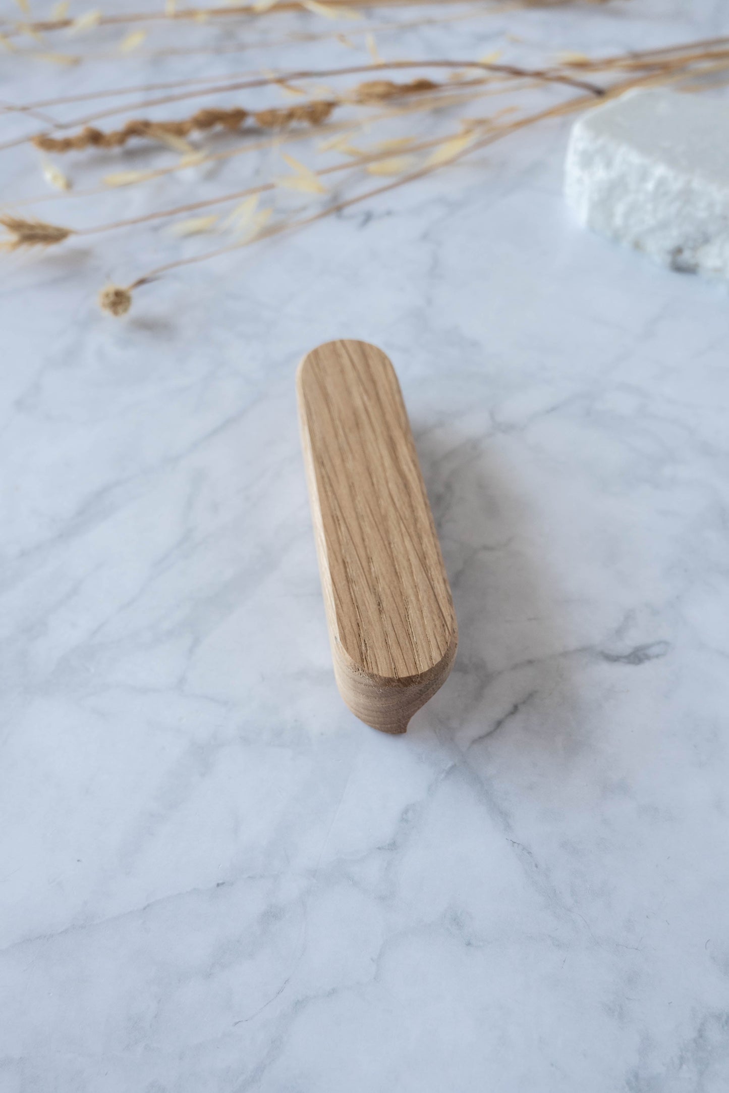  Poignée Alcôve B chêne massif - vue détaillée profil linéaire élégant