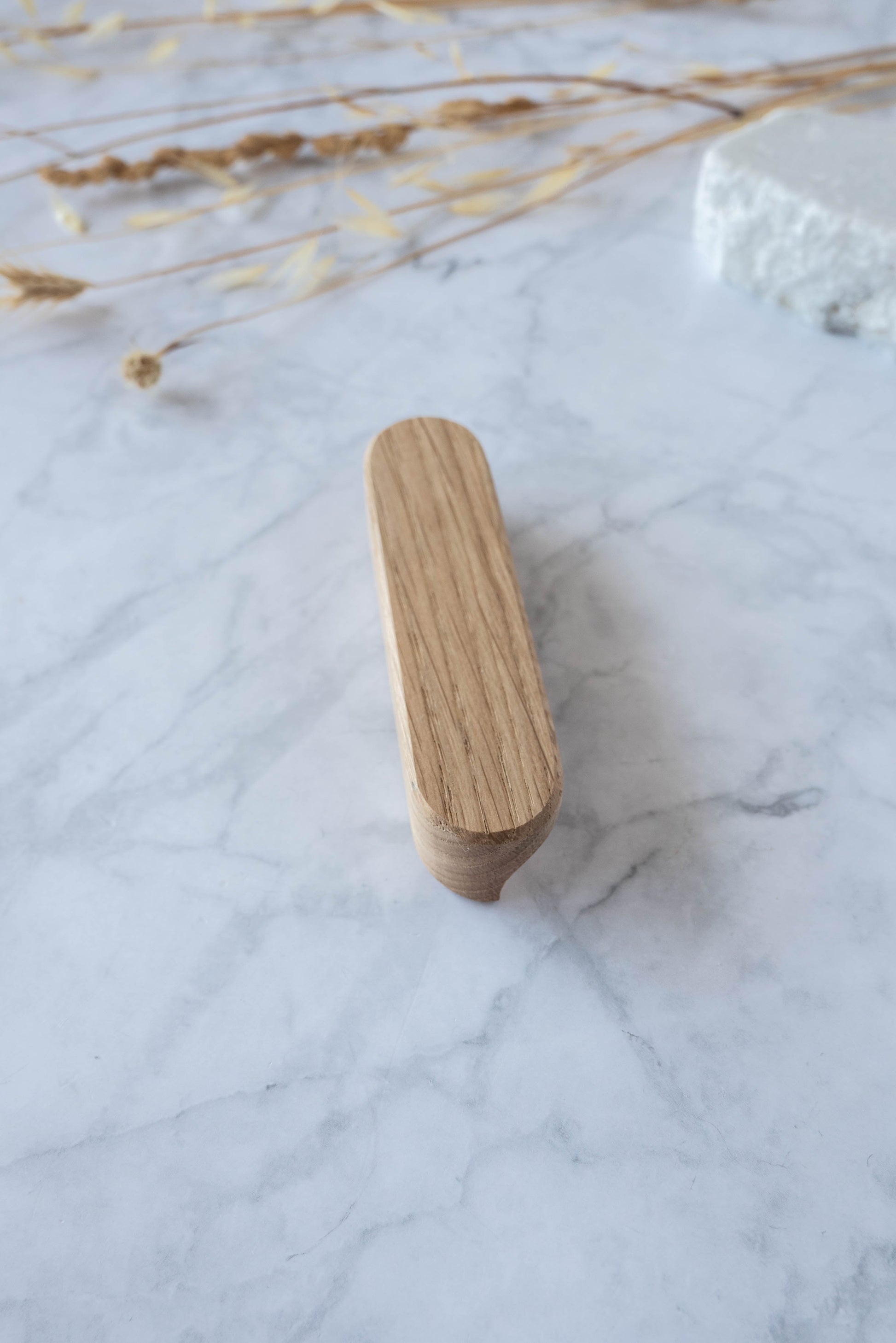  Poignée Alcôve B chêne massif - vue détaillée profil linéaire élégant