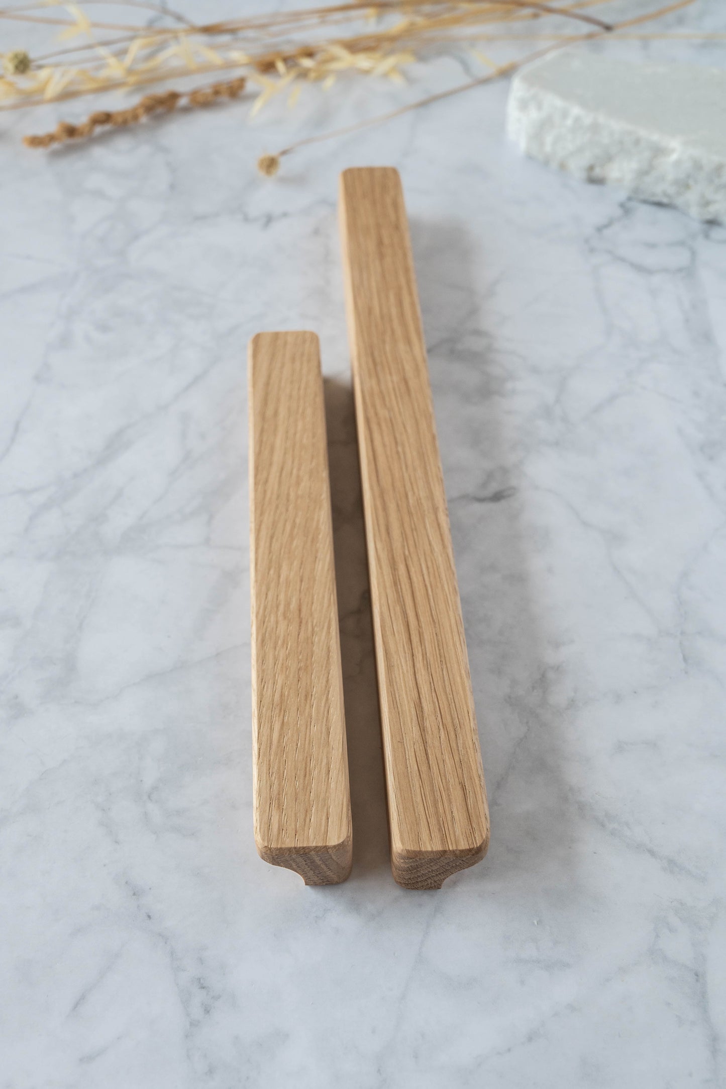 Poignée Alcôve D chêne massif - design naturel artisanal linéaire