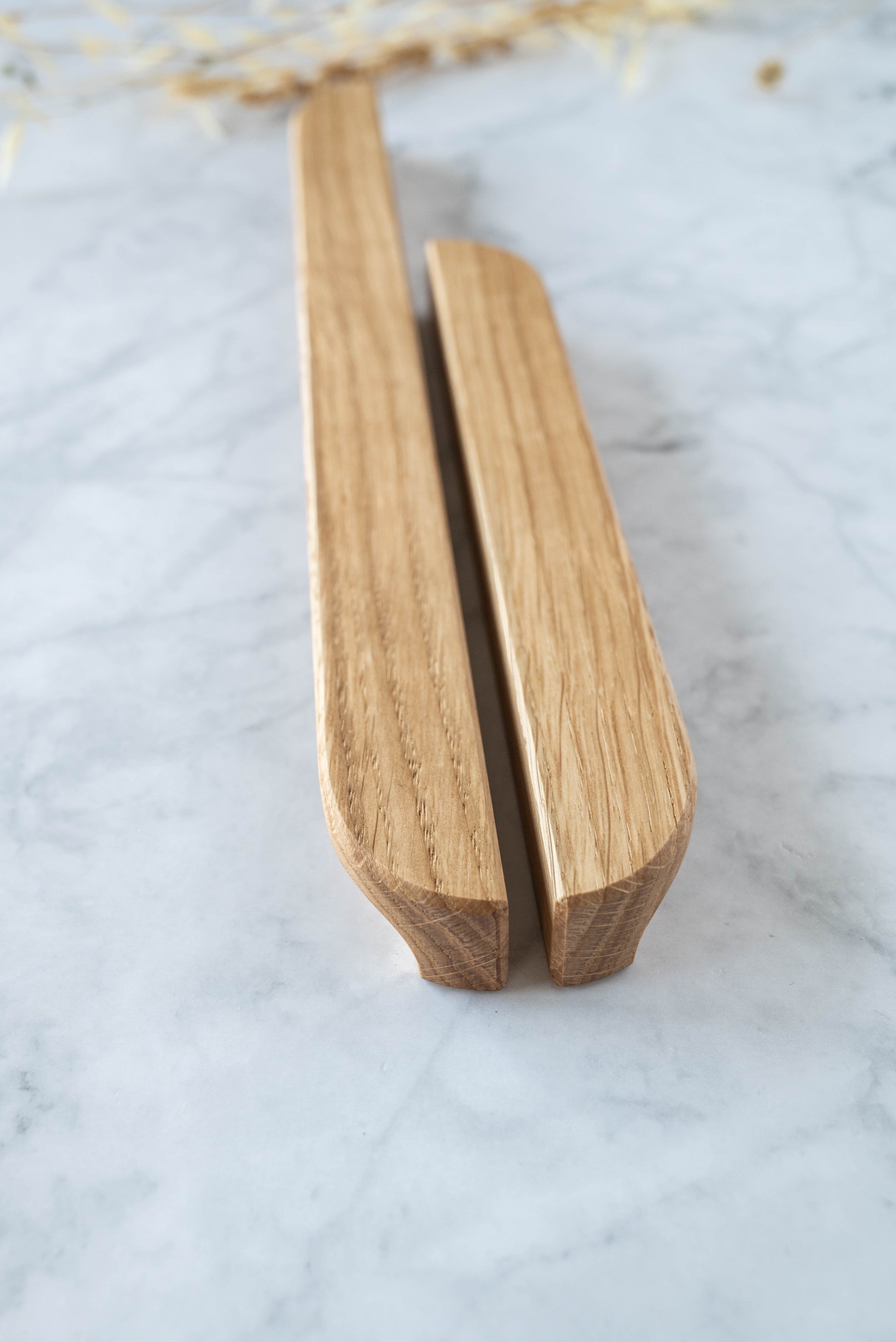 Poignée de meuble en chêne massif, design naturel et artisanal