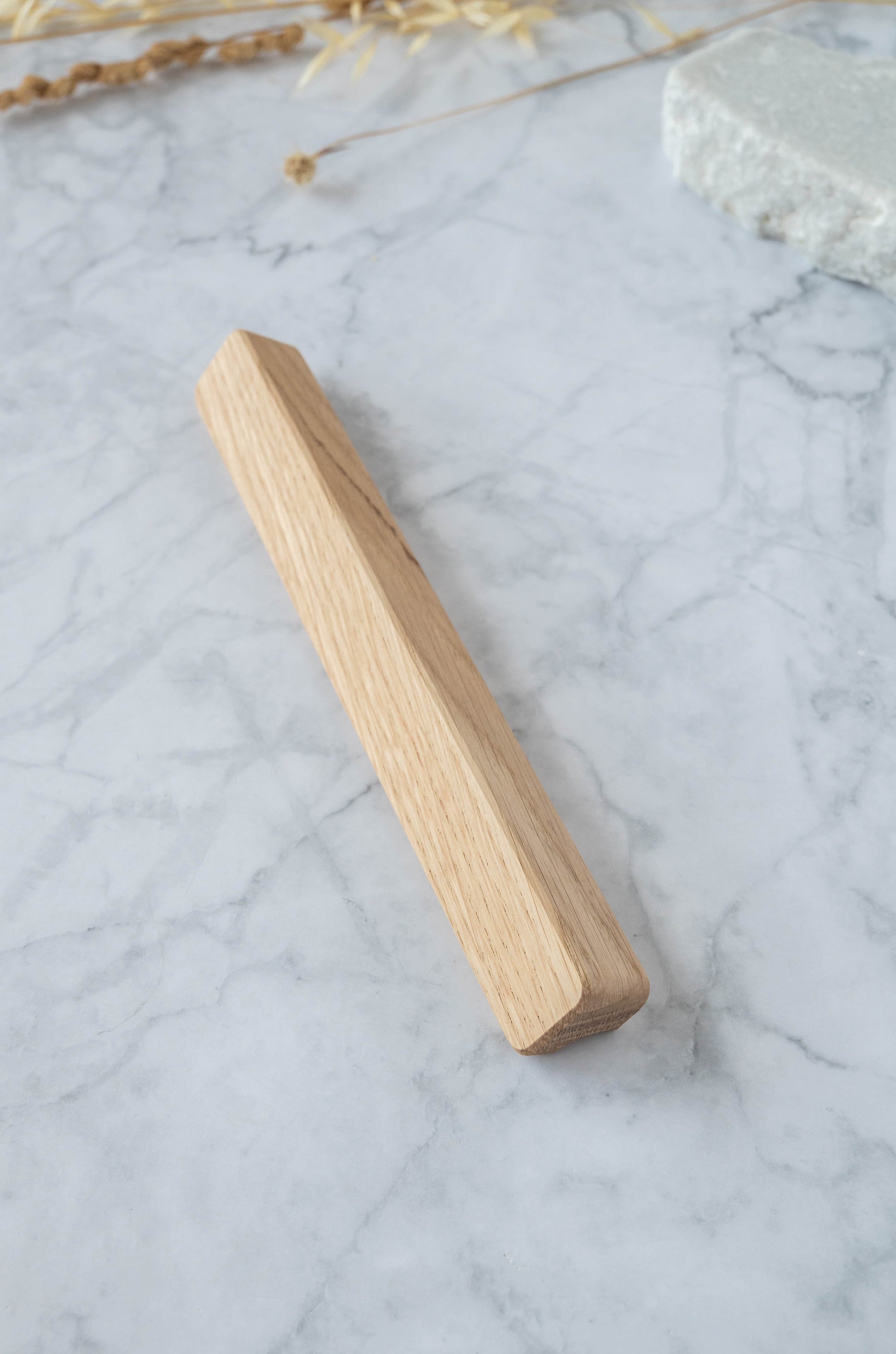 Poignée Alcôve D chêne massif - design naturel artisanal linéaire