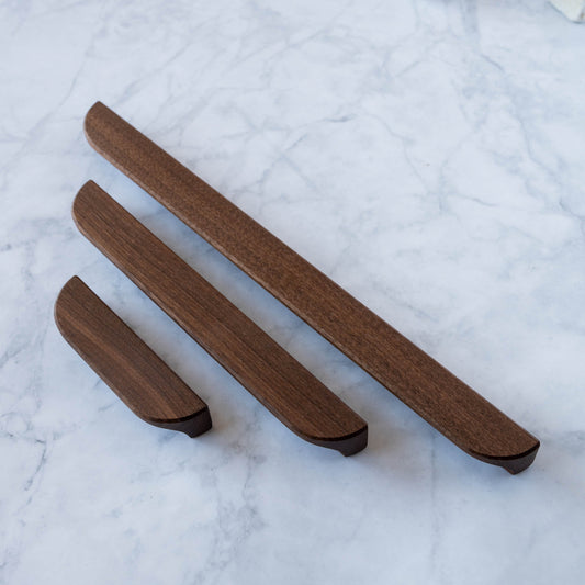 Poignée de meuble Alcôve C en noyer d'Amérique massif - design artisanal élégant linéaire