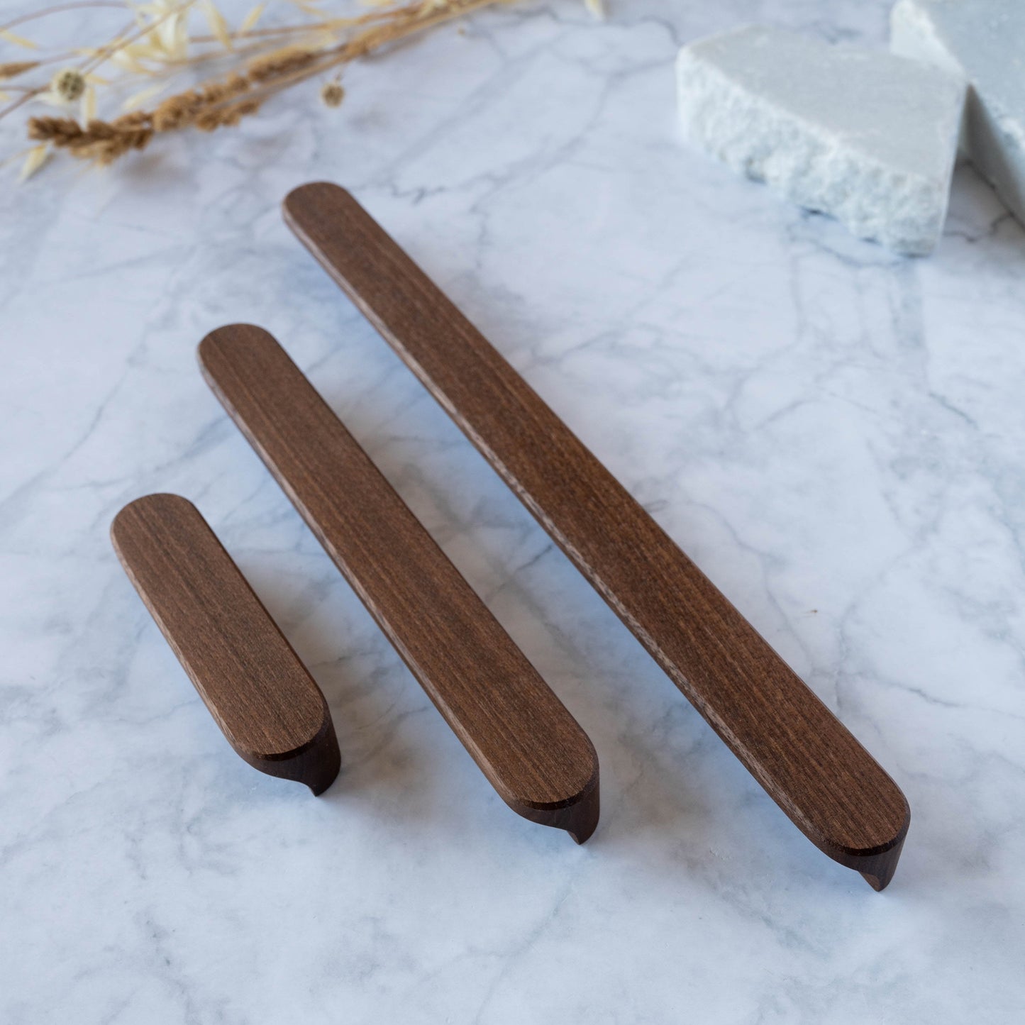 Poignée de meuble Alcôve B en noyer d'Amérique massif - design artisanal élégant linéaire