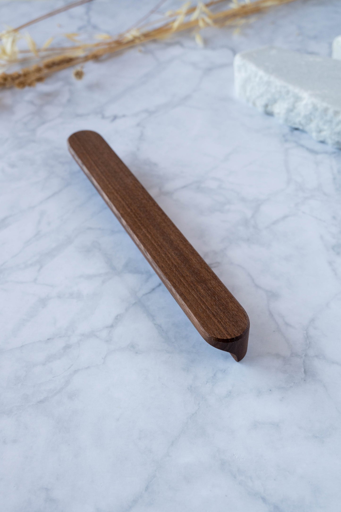 Poignée meuble Alcôve B noyer massif - idéale pour tiroirs placards et armoires