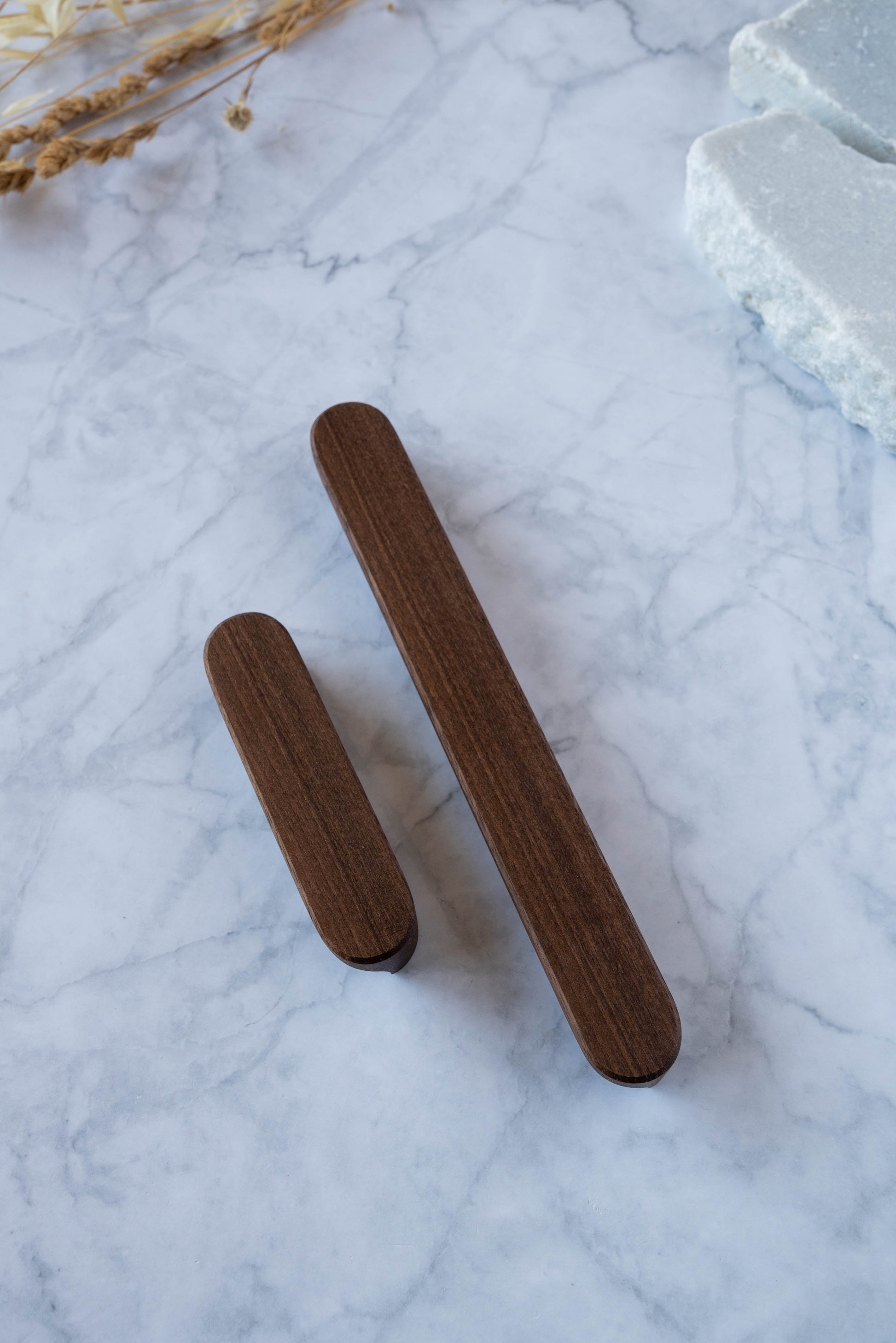 Poignée Alcôve B noyer massif - décoration intérieure haut de gamme