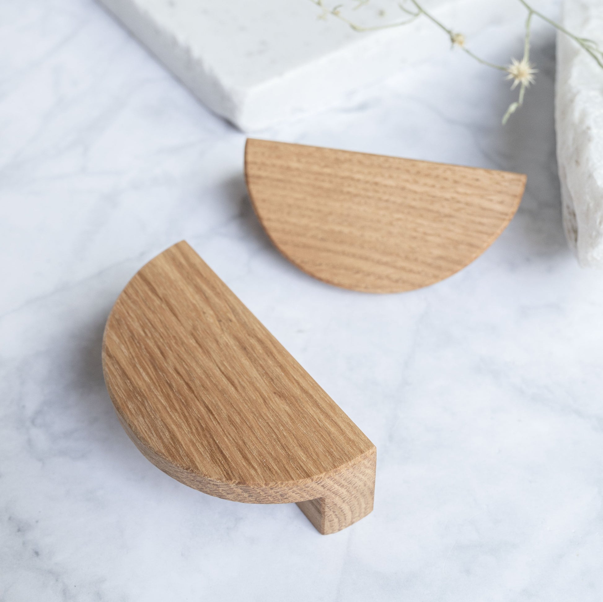 Poignée Demi-Lune chêne massif - forme ronde design naturel pour décoration meuble