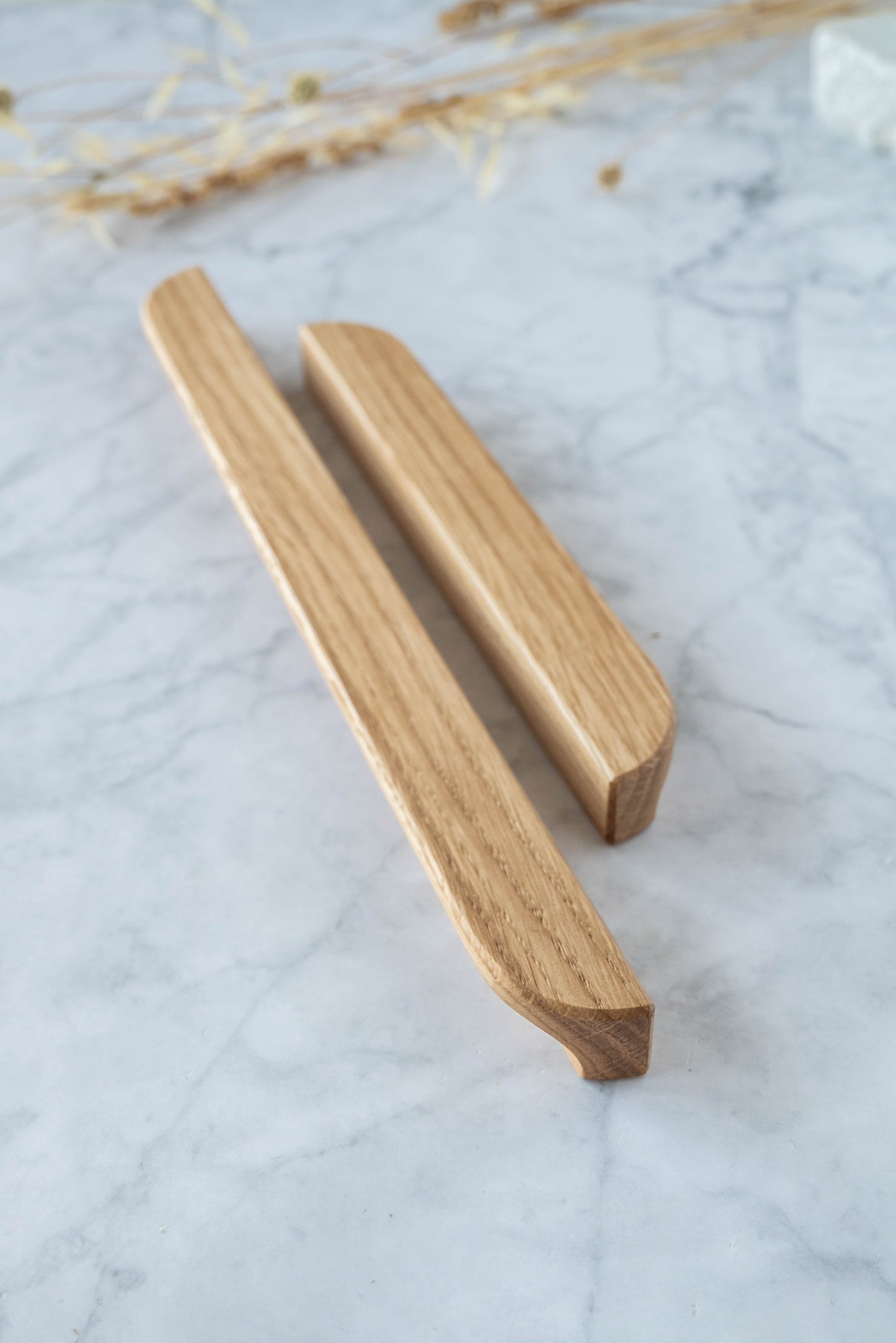 Poignée Alcôve C bois de chêne massif - style élégant et robuste
