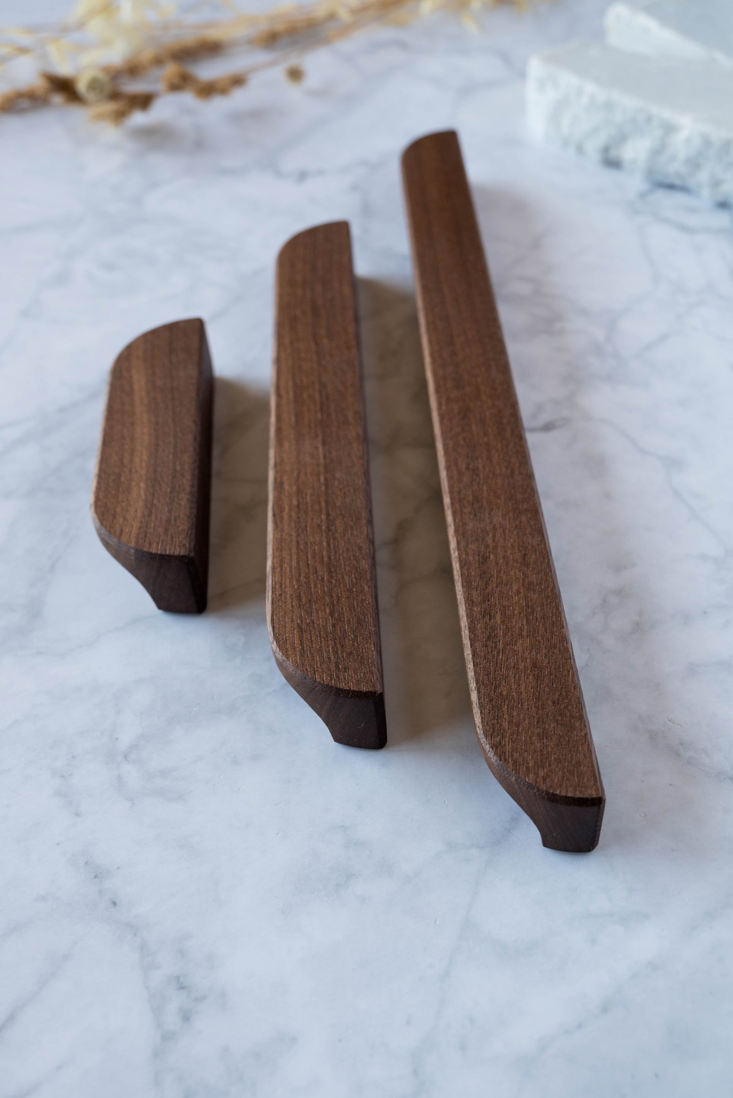 Poignée Alcôve C noyer d'Amérique massif - design artisanal élégant sophistiqué
