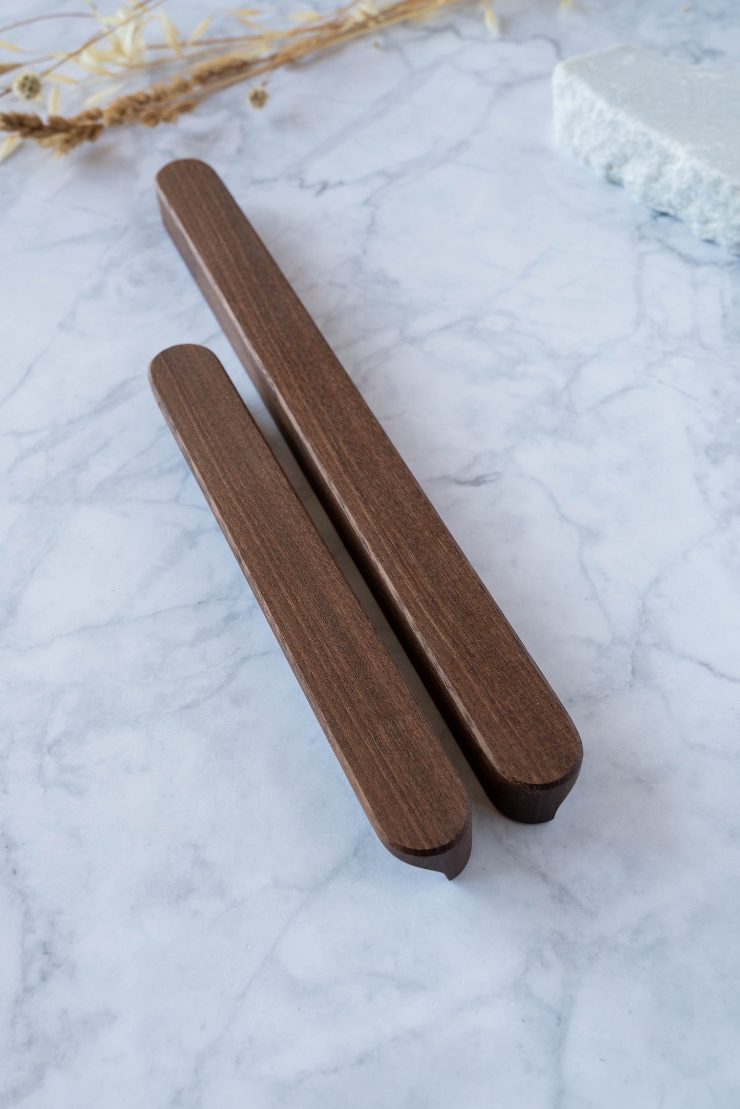 Poignée Alcôve B noyer d'Amérique massif - design raffiné pour décoration meuble