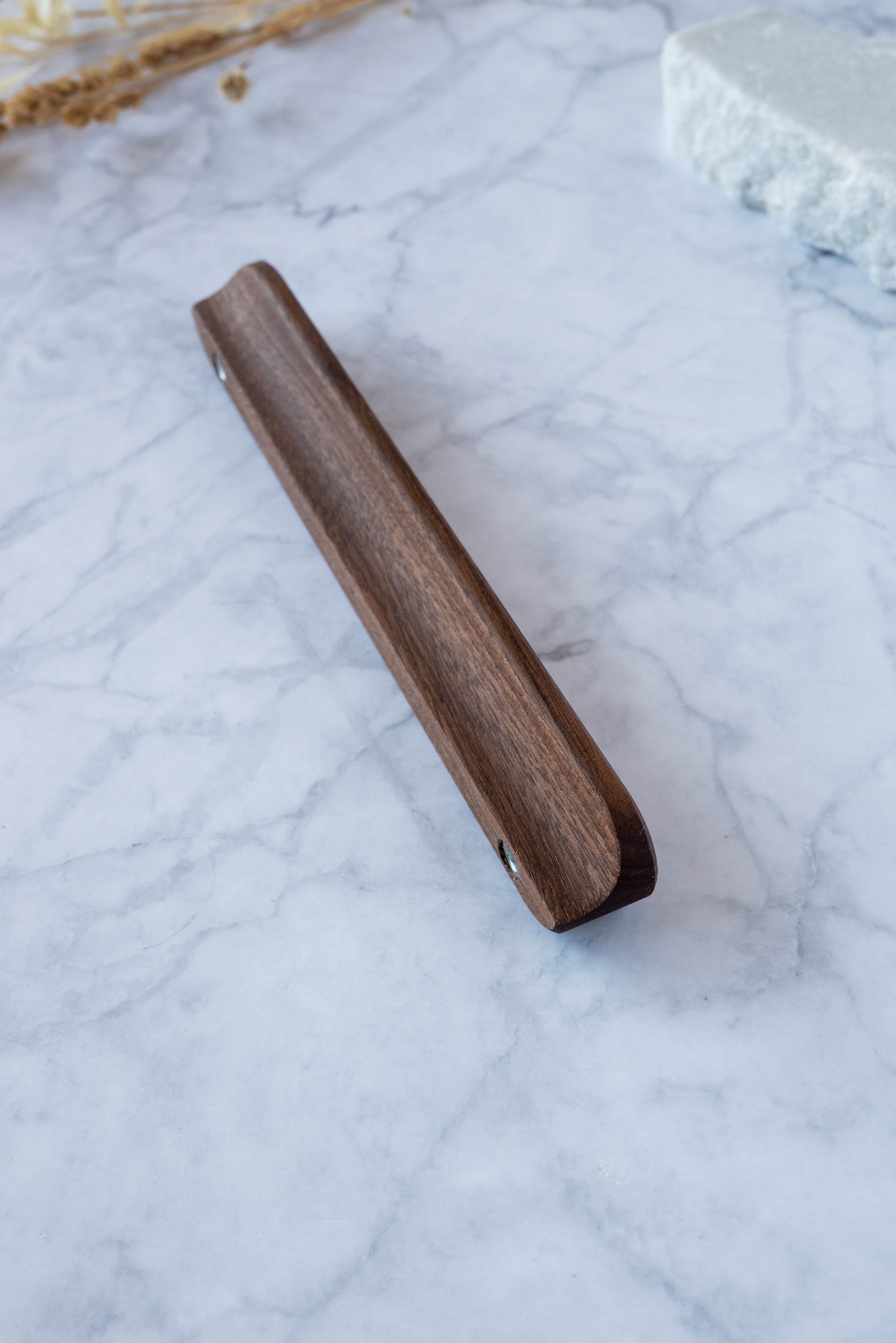 Poignée Alcôve B noyer d'Amérique massif - touche luxueuse et naturelle artisanale