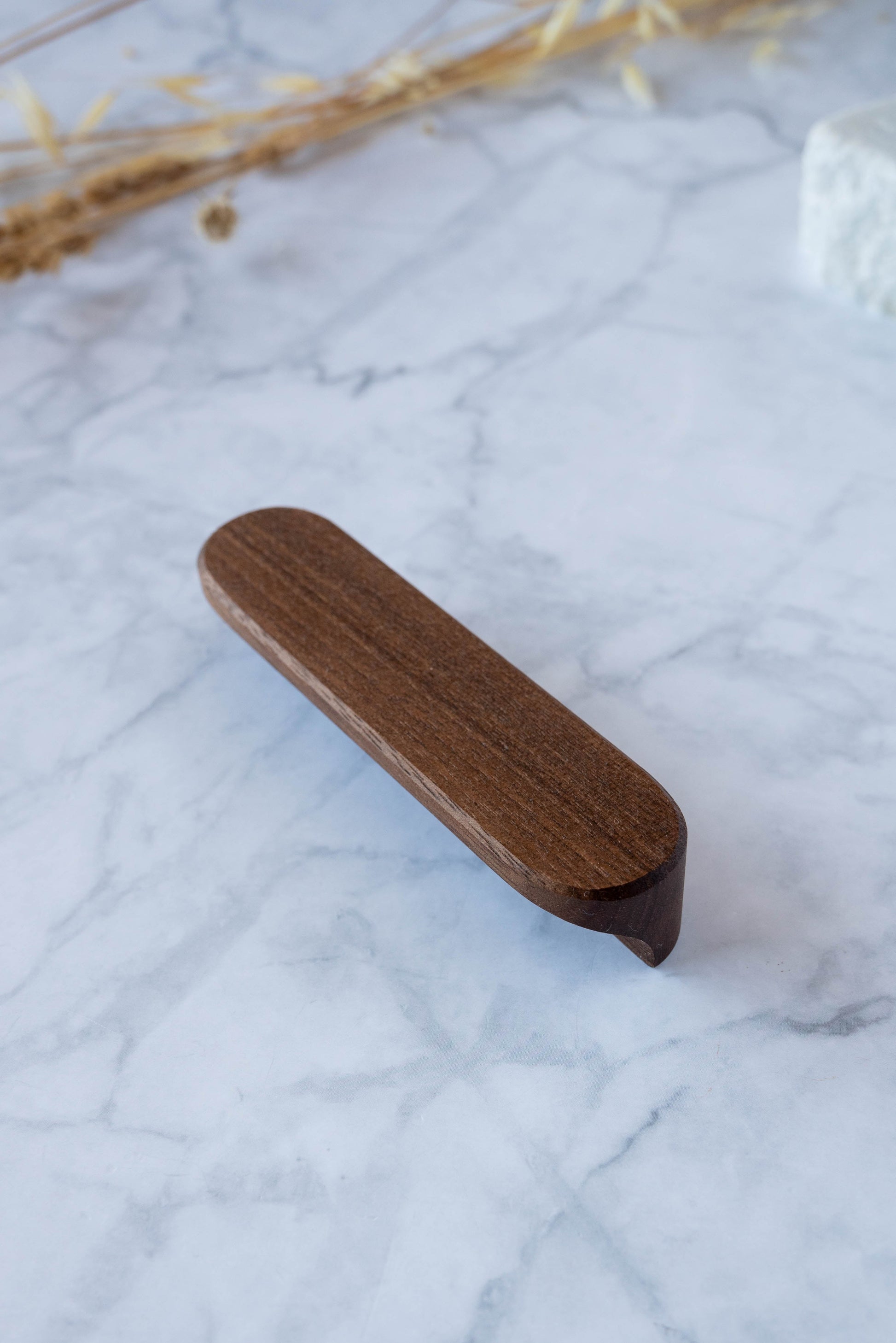 Poignée Alcôve B noyer d'Amérique massif - finition lisse pour meubles modernes