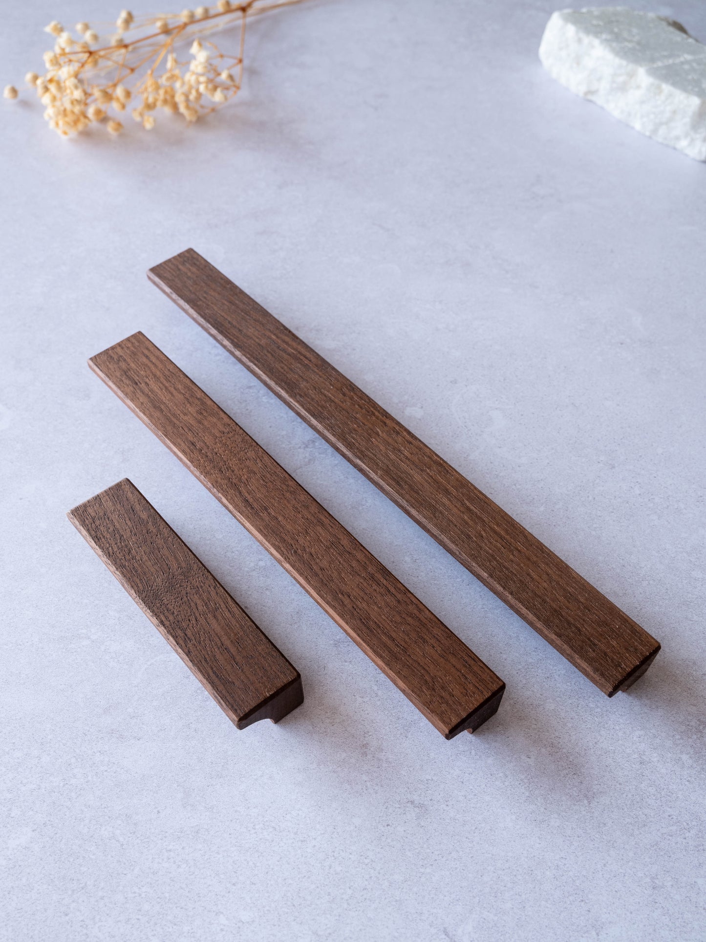 Poignée de meuble Alcôve A en noyer d'Amérique massif - design artisanal élégant linéaire