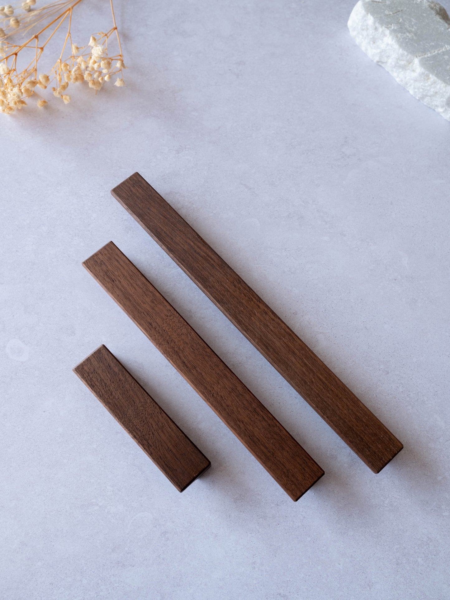 Poignée en bois de noyer d’Amérique massif, parfaite pour une décoration raffinée