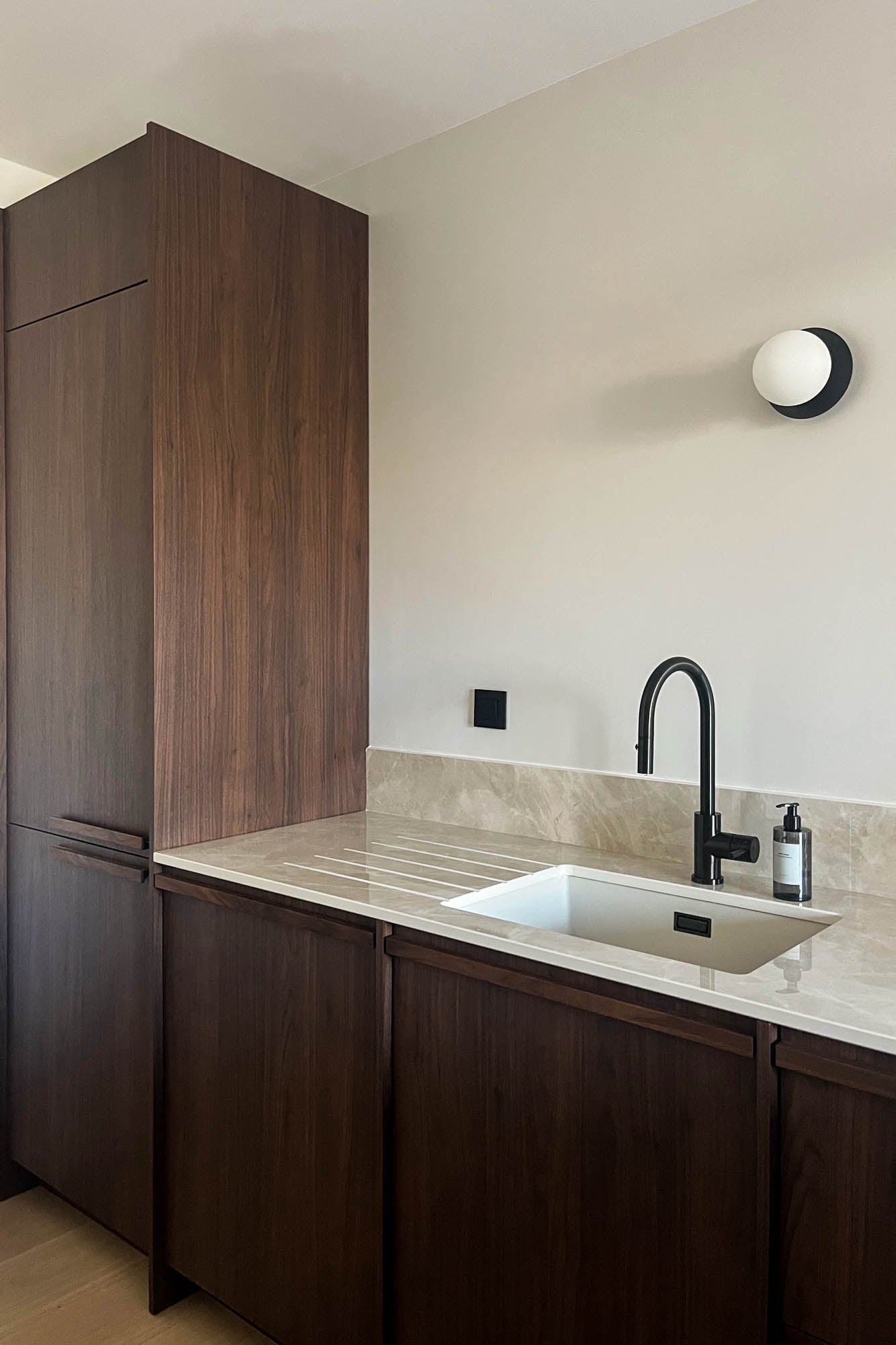 Cuisine en noyer avec poignées Alcôve A en noyer massif - harmonie parfaite bois naturel