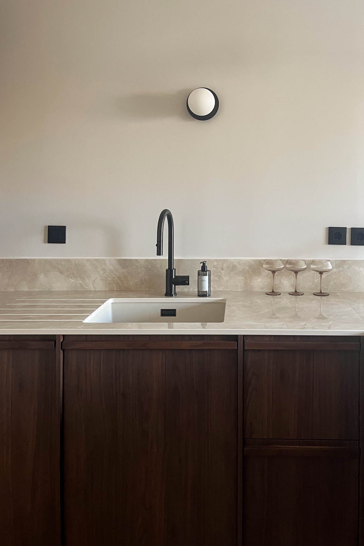  Cuisine moderne en noyer équipée de poignées Alcôve A en noyer d'Amérique massif artisanal