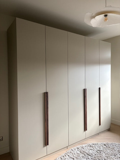 Armoire en noyer avec poignées Alcôve A en noyer d'Amérique massif - installation sur penderie