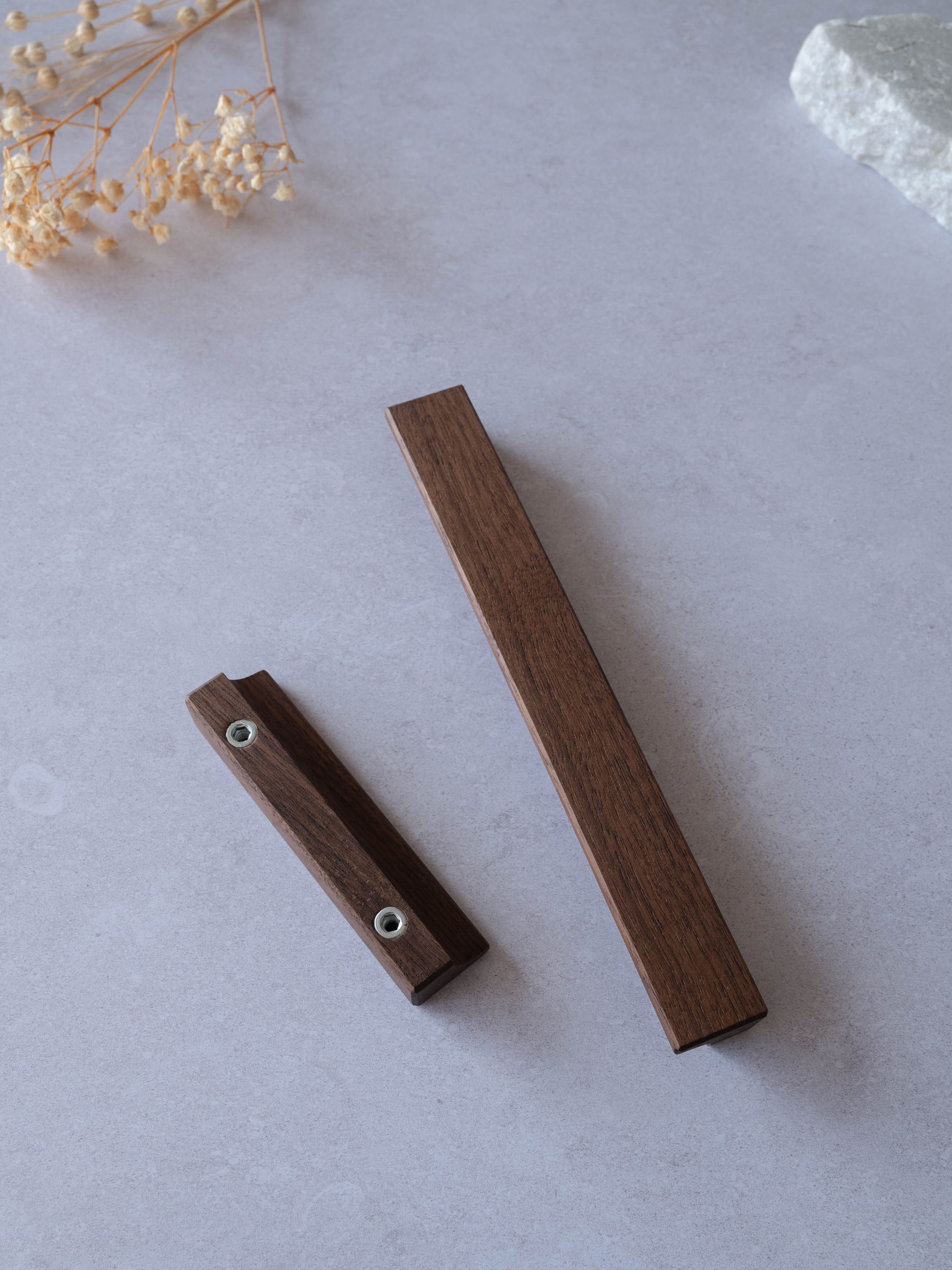 Poignée en noyer d’Amérique massif, apportant une touche luxueuse et naturelle