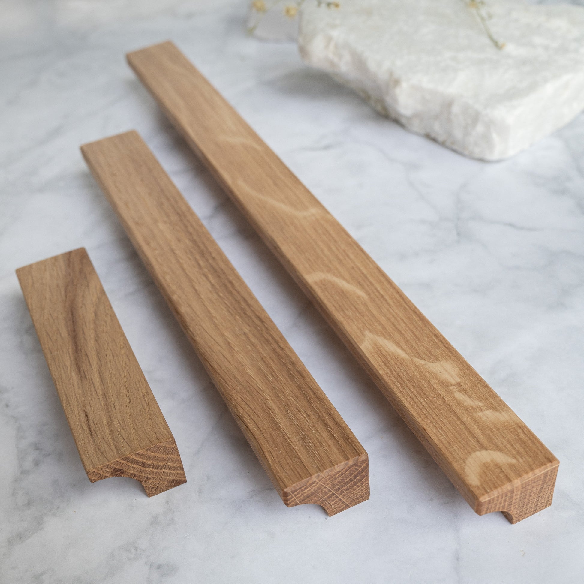 Poignée de meuble Alcôve A en chêne massif - design artisanal élégant linéaire