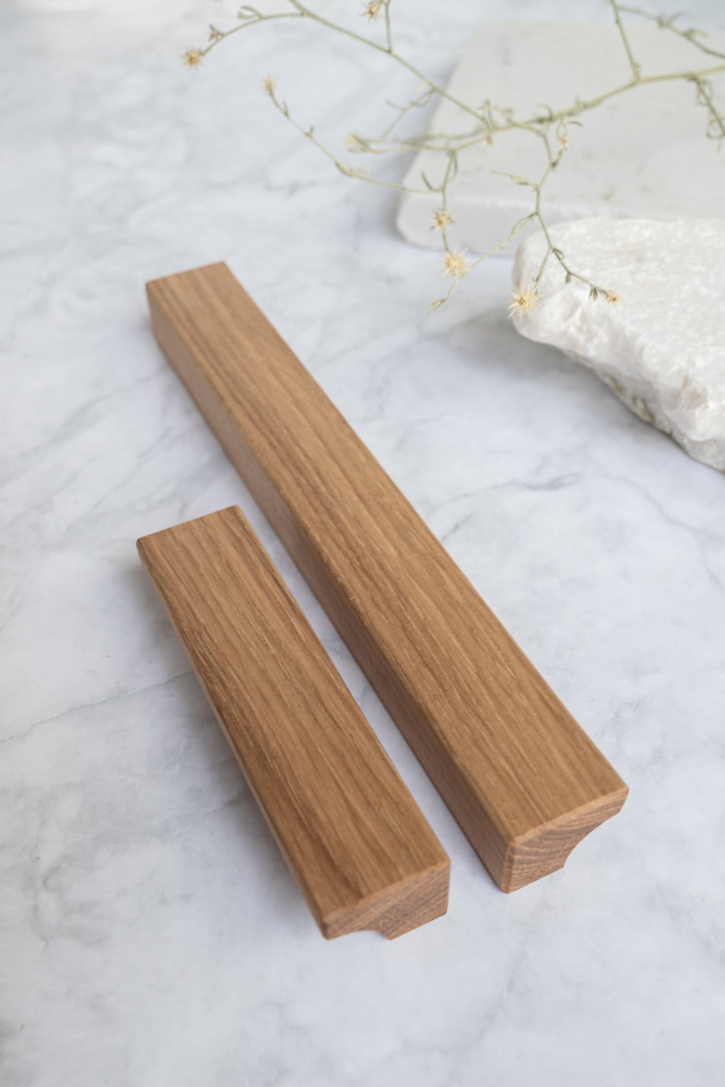 Poignée meuble Alcôve A chêne massif - idéale pour armoires tiroirs et placards