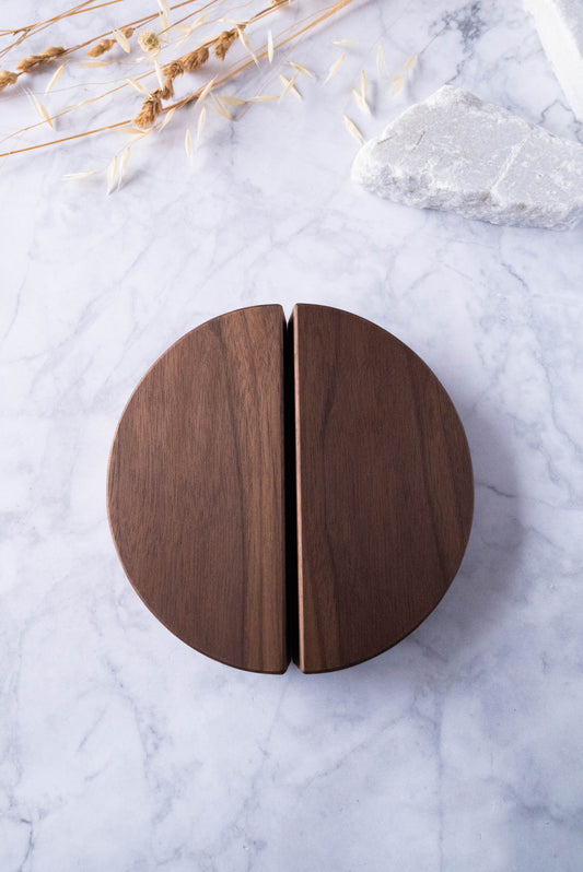 Poignée de meuble ronde en noyer massif, design artisanal et élégant