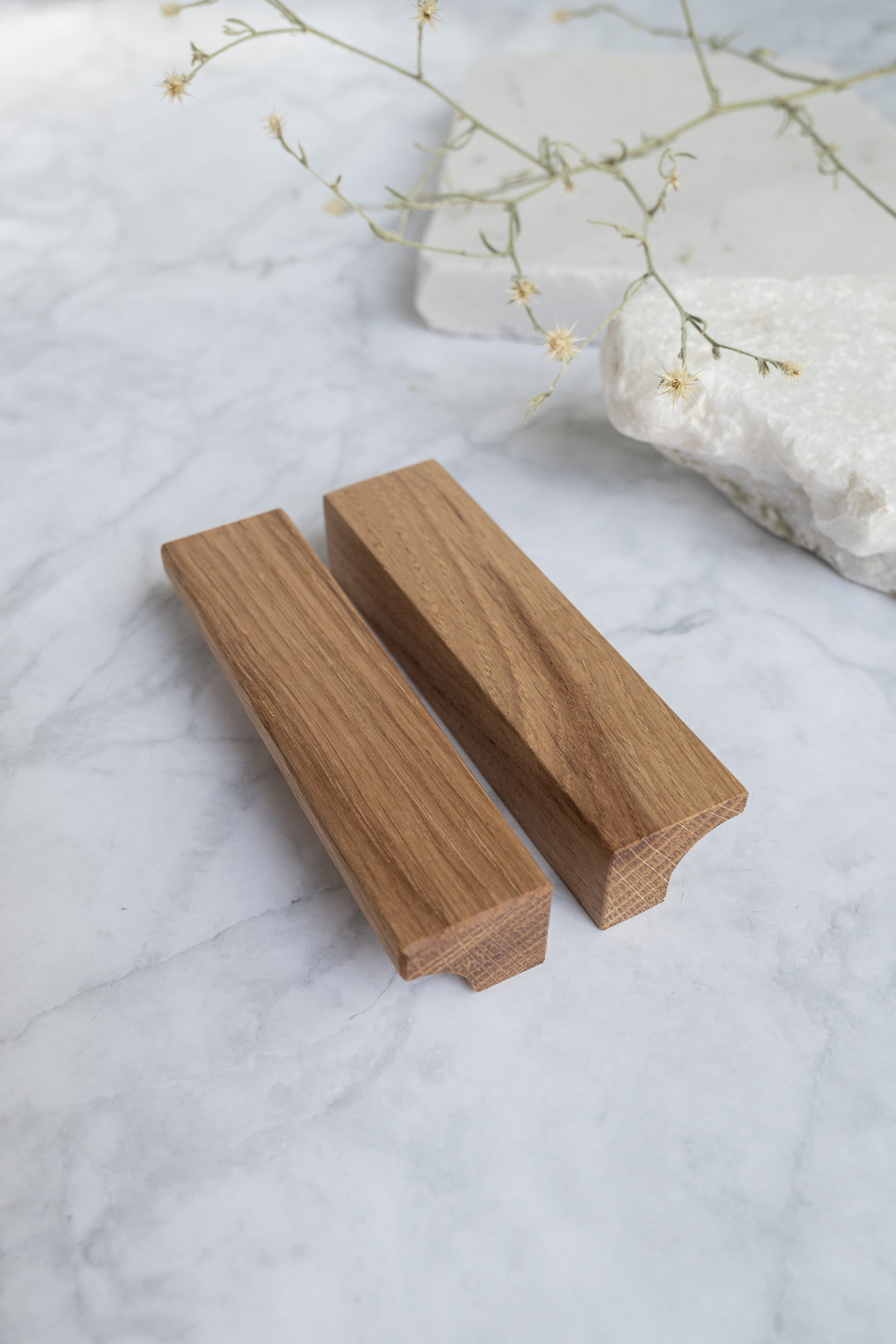 Poignée Alcôve A bois de chêne massif - style élégant et robuste pour meuble