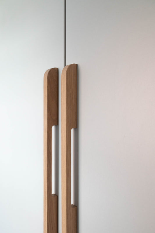 Poignée de placard Dressing courbée en chêne massif - design élégant pour armoire contemporaine