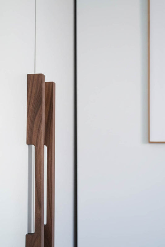 Poignée de placard Dressing en noyer massif - vue détaillée du design linéaire artisanal pour armoire