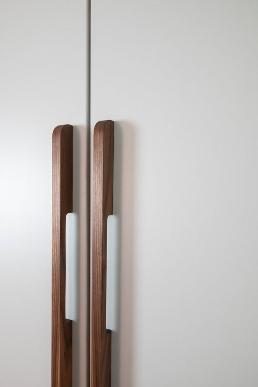 Poignée de placard Dressing courbée en noyer massif - design élégant pour armoire moderne
