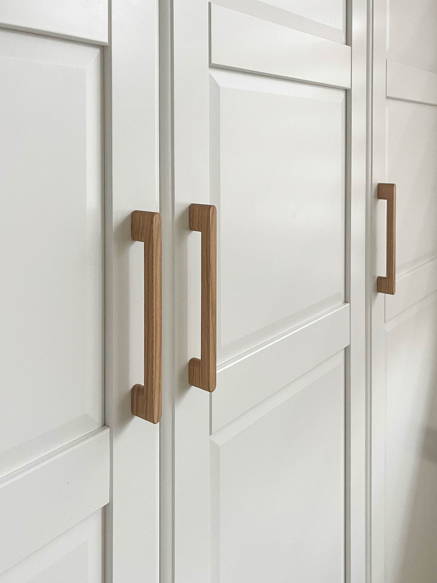 Poignées linéaires en chêne naturel sur armoire IKEA Pax, poignées de dressing minimalistes en bois clair, longues poignées de commode en bois de style scandinave, accessoires pour IKEA PAX, IKEA METOD
